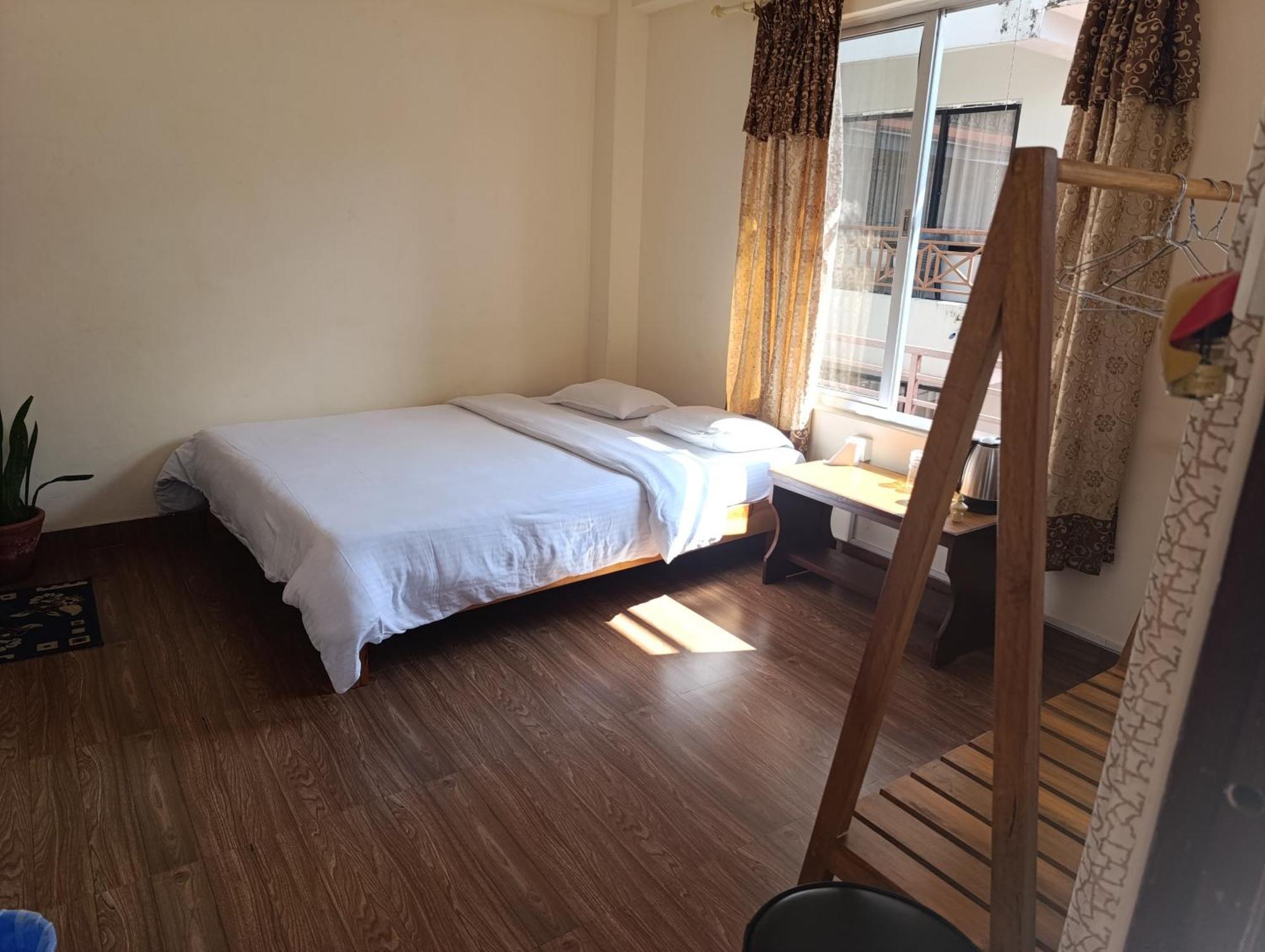 Santoshi Guest House, Pokhara Exteriör bild