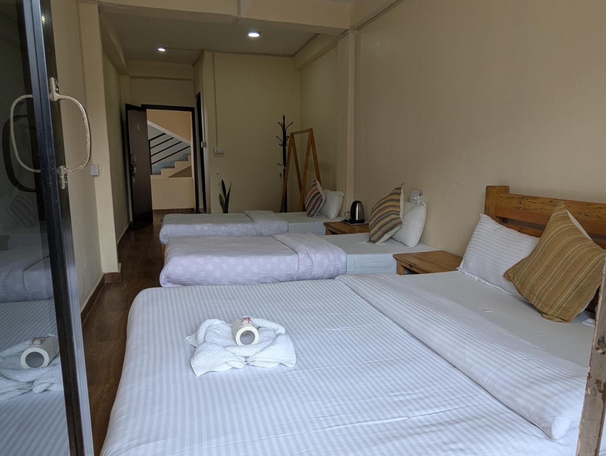 Santoshi Guest House, Pokhara Exteriör bild